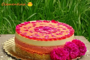 Desert tort cu dulceata de trandafiri