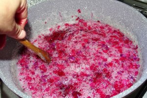 Dulceata de trandafiri, varianta cu apa plata