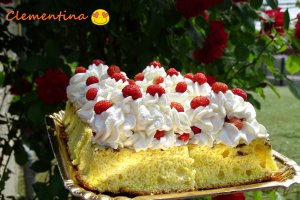 Desert prajitura cu frisca si fragi