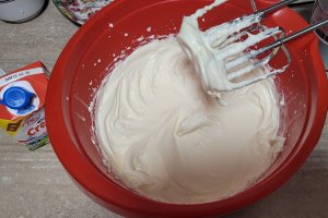 Desert tort cu mascarpone si jeleu de cirese