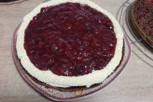 Desert tort cu mascarpone si jeleu de cirese