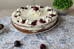 Desert tort cu mascarpone si jeleu de cirese