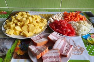 Tocanita de cartofi, cu costita afumata si legume, la tigaie