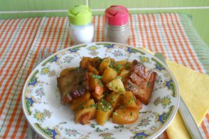 Tocanita de cartofi, cu costita afumata si legume, la tigaie