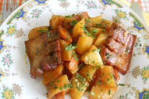 Tocanita de cartofi, cu costita afumata si legume, la tigaie