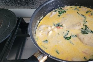 Piept de pui cu spanac in sos de smantana