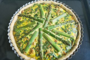 Tarta cu sparanghel si ton
