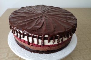 Desert tort cu ciocolata si visine