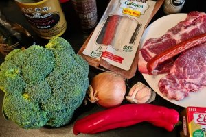Cotlet de porc cu broccoli si cabanos
