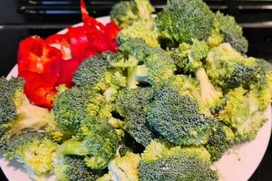 Cotlet de porc cu broccoli si cabanos