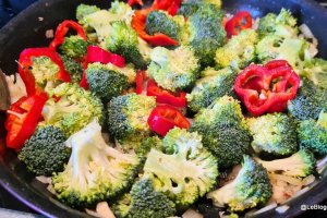 Cotlet de porc cu broccoli si cabanos