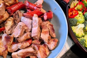 Cotlet de porc cu broccoli si cabanos