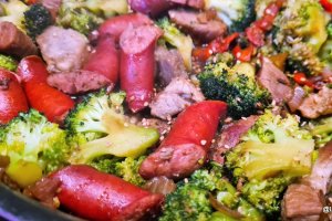 Cotlet de porc cu broccoli si cabanos