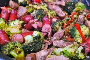 Cotlet de porc cu broccoli si cabanos