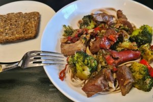 Cotlet de porc cu broccoli si cabanos