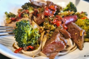 Cotlet de porc cu broccoli si cabanos