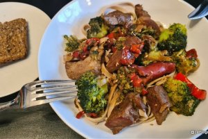 Cotlet de porc cu broccoli si cabanos