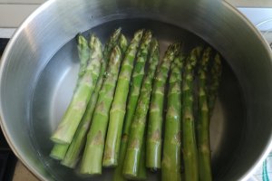 Sparanghel cu carne de curcan si broccoli