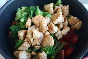 Sparanghel cu carne de curcan si broccoli