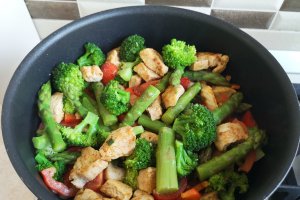 Sparanghel cu carne de curcan si broccoli