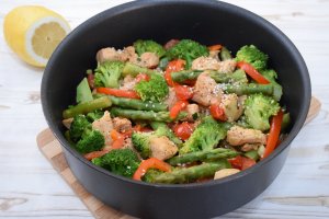 Sparanghel cu carne de curcan si broccoli
