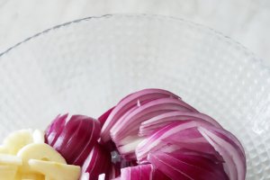 Ceafa de porc cu ceapa si ardei gras