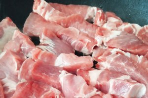 Ceafa de porc cu ceapa si ardei gras