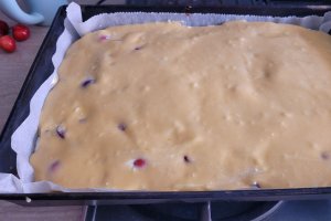 Desert prajitura turnata, cu branza si cirese