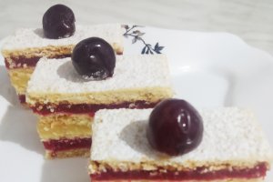 Desert prajitura cu foi si crema din budinca cu visine