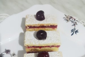 Desert prajitura cu foi si crema din budinca cu visine