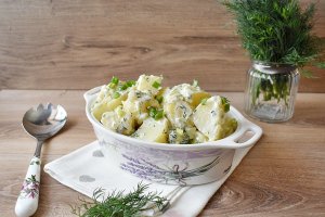 Salata de cartofi noi cu iaurt