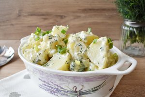 Salata de cartofi noi cu iaurt