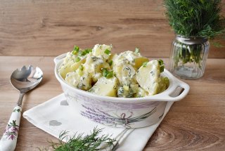 Salata de cartofi noi cu iaurt
