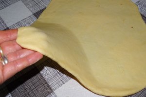 Desert Cornulete cu untura si praf de copt, reteta cu untura si umplutura delicioasa de gem cu nuca