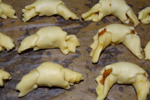Desert Cornulete cu untura si praf de copt, reteta cu untura si umplutura delicioasa de gem cu nuca