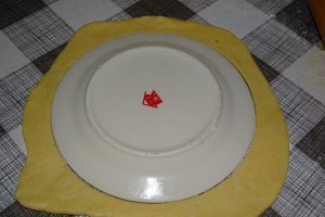 Desert Cornulete cu untura si praf de copt, reteta cu untura si umplutura delicioasa de gem cu nuca
