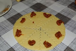 Desert Cornulete cu untura si praf de copt, reteta cu untura si umplutura delicioasa de gem cu nuca