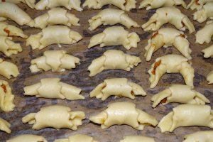Desert Cornulete cu untura si praf de copt, reteta cu untura si umplutura delicioasa de gem cu nuca