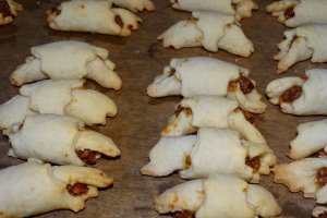 Desert Cornulete cu untura si praf de copt, reteta cu untura si umplutura delicioasa de gem cu nuca