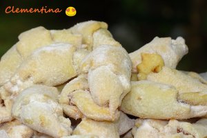 Desert Cornulete cu untura si praf de copt, reteta cu untura si umplutura delicioasa de gem cu nuca