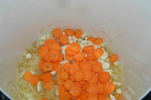 Ciorba de cartofi cu carnati si zeama de varza
