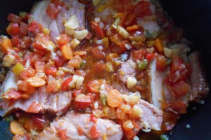 Fasole boabe cu costita afumata si legume, la tigaie