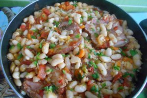 Fasole boabe cu costita afumata si legume, la tigaie