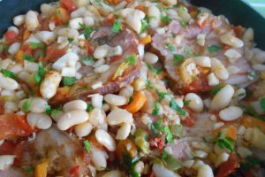 Fasole boabe cu costita afumata si legume, la tigaie