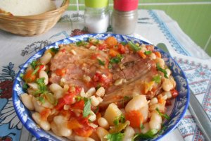 Fasole boabe cu costita afumata si legume, la tigaie