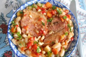 Fasole boabe cu costita afumata si legume, la tigaie