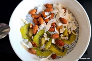 Desert budinca de chia cu kiwi si migdale