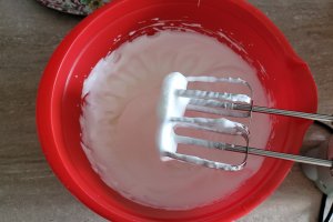 Desert prajitura cu crema de cocos si blaturi in doua culori