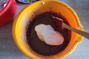 Desert prajitura cu crema de cocos si blaturi in doua culori