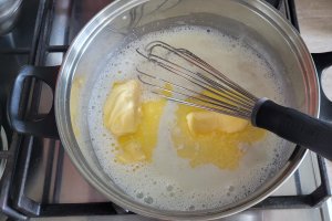 Desert prajitura cu crema de cocos si blaturi in doua culori